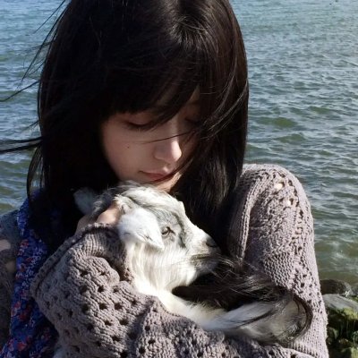 随盲柳入眠的女人